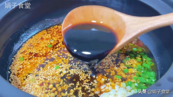 豬肉餃子好吃有竅門,調餡多加這一步,比餃子館的好吃,又鮮又香 豬肉餃子好吃有竅門,調餡多加這一步,比餃子館的好吃,又鮮又香