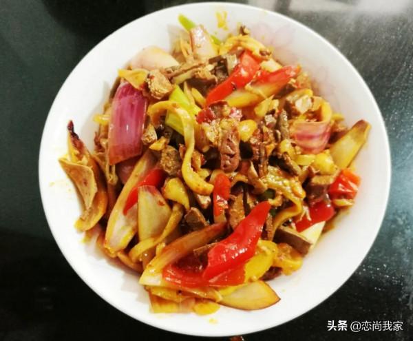 羊雜怎麼處理才能去腥，這個洋蔥泡椒炒羊雜是不錯的下飯菜