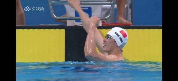 再奪4×200米混合泳接力金牌，一晚三賽半小時兩金，汪順堪稱泳池鐵人