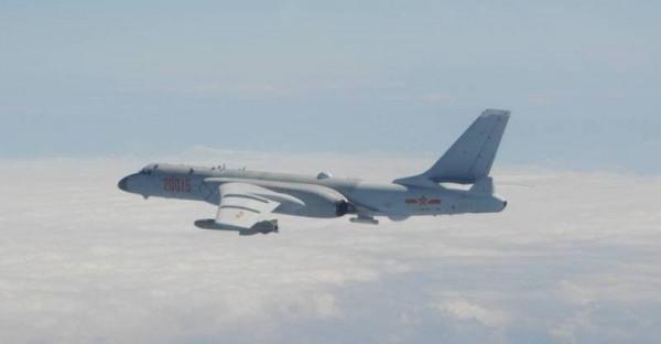 美軍繼續挑事，偵察機闖入南海，解放軍嚴陣以待，不給跨線的機會