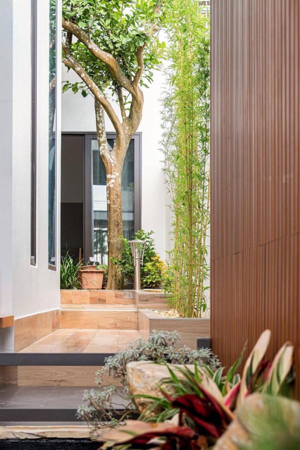 發現一棟302㎡別墅，那叫一個享受，入戶就有造景庭院，是真氣派