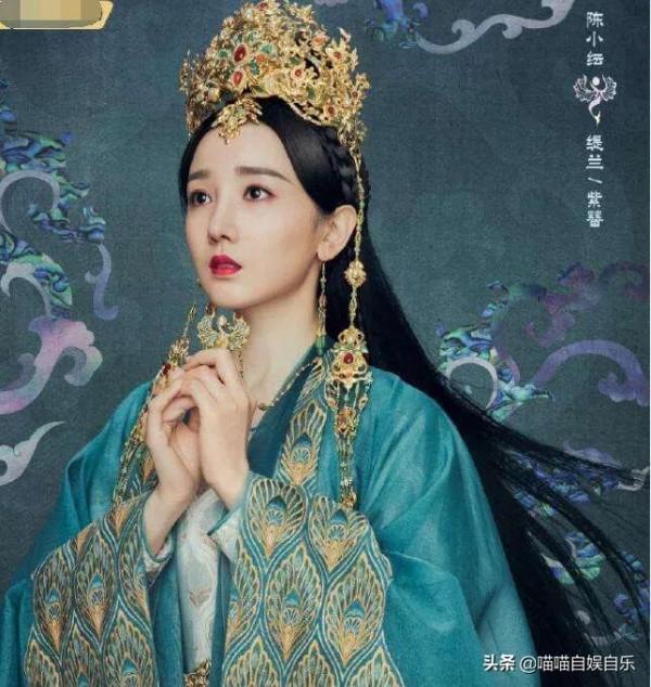 陳小紜冬日裙襬輕曳，入選“2021鳳凰網時尚之選”