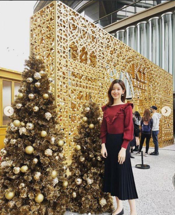 章澤天5歲女兒近照曝光，穿紅裙扎小辮個子真高，母女被認成姐妹