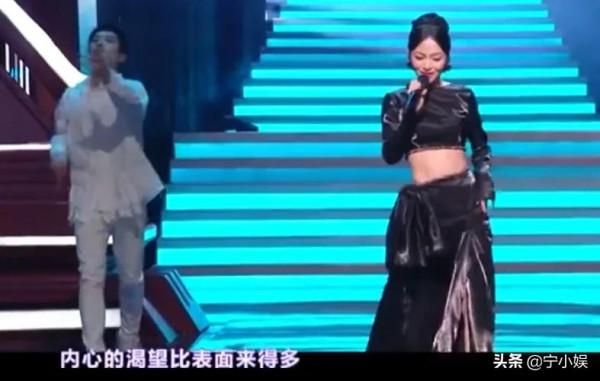 造型師集體掉線?易烊千璽不倫不類,周冬雨暴露缺點,張韶涵太顯老 造型師集體掉線?易烊千璽不倫不類,周冬雨暴露缺點,張韶涵太顯老