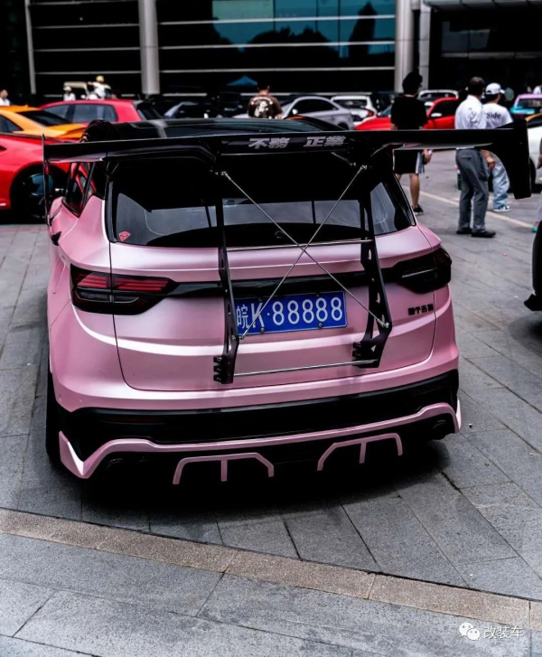 全車CDM姿態改裝的吉利繽越,從上班玩到自己開店才算畢業 全車CDM姿態改裝的吉利繽越,從上班玩到自己開店才算畢業