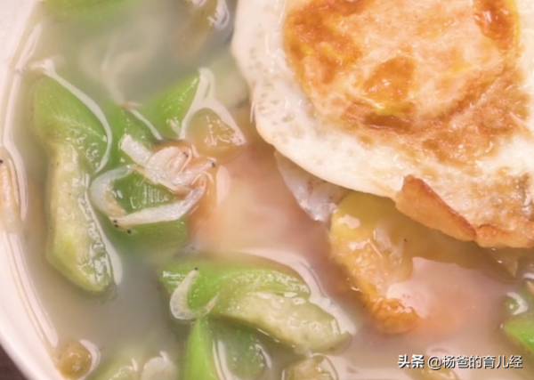用荷包蛋和絲瓜做一碗湯,鮮香味美又解饞,孩子愛喝的湯羹 用荷包蛋和絲瓜做一碗湯,鮮香味美又解饞,孩子愛喝的湯羹