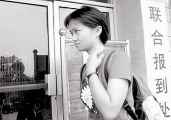 還記得她嗎，一張照片改變命運，時隔30年已從淋雨者變成撐傘人