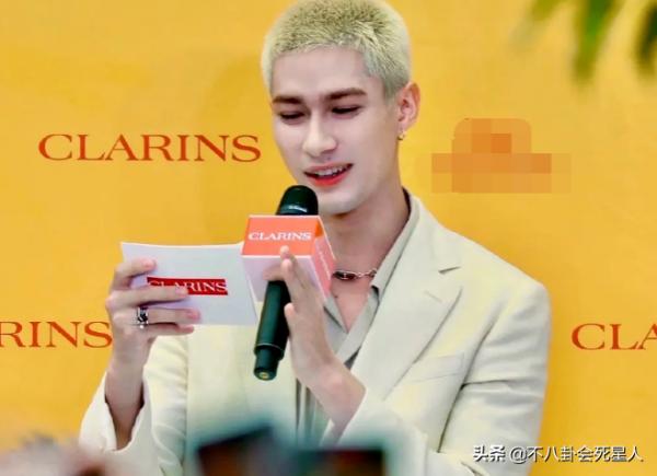 男愛豆畫風越來越偏！高跟開叉裙屢次出鏡，濃妝塗粉成常態