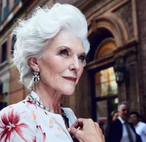 名模梅耶：被丈夫家暴九年，60歲拍封面火爆全球，兒子是世界首富