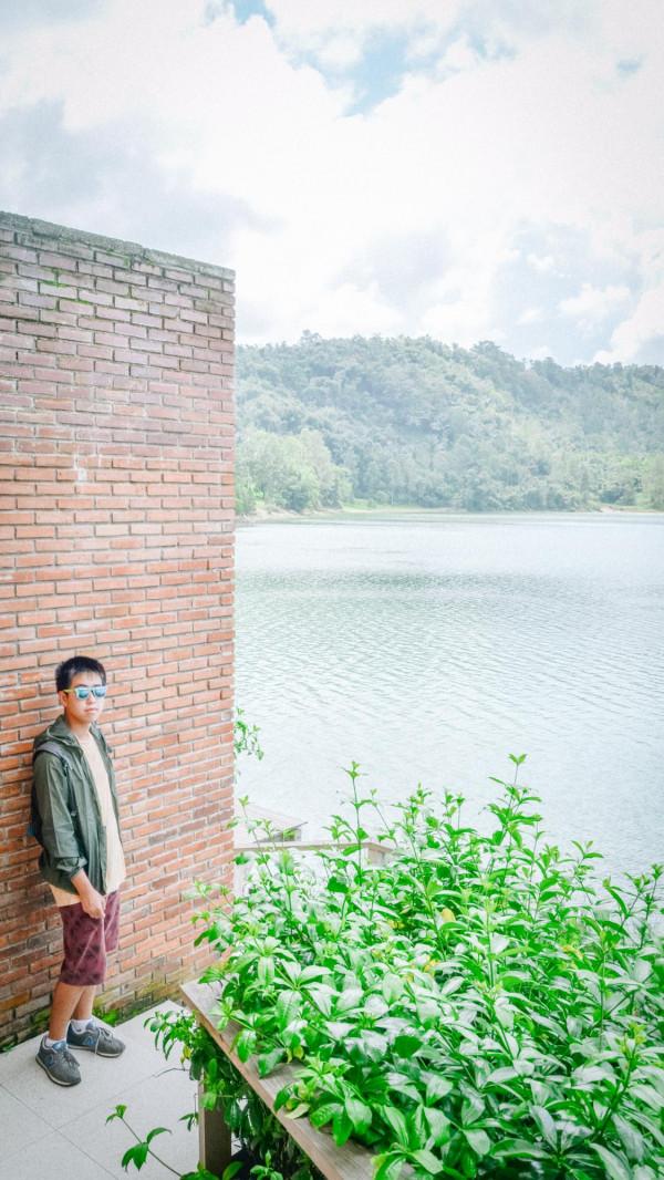 印尼有個湖泊會冒煙，時不時飄來臭雞蛋味，旁邊居然建起了咖啡廳