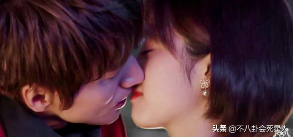 40多歲還在演偶像劇，這5位男星太自信，和女主站在一起像父女