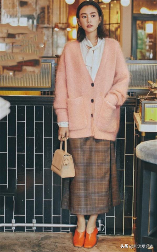 秋天又火了一種裙子叫“呢子裙”,時髦顯瘦又氣質,配襯衫就很美 秋天又火了一種裙子叫“呢子裙”,時髦顯瘦又氣質,配襯衫就很美