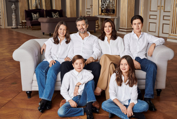 50歲瑪麗慶生照，和王儲老公穿情侶裝，同款白襯衫清爽減齡又貴氣