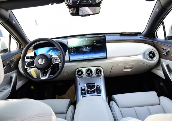 賓士出資打造的SUV，配2.0T與雙電四驅，4.3秒破百，降至20萬出頭