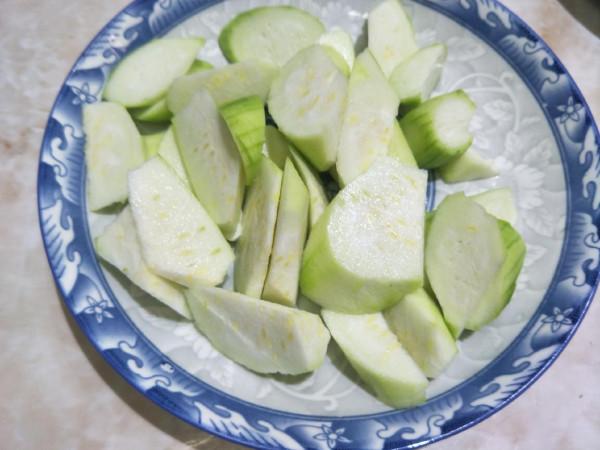 熬絲瓜湯，怎樣才能翠綠鮮香，牢記2個小妙招，絲瓜湯新鮮美味