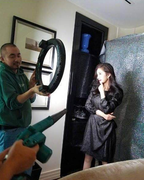 明星為拍美照太拼了,高圓圓跪地上,楊冪用吹風機,我只服張一山 明星為拍美照太拼了,高圓圓跪地上,楊冪用吹風機,我只服張一山