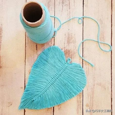 用剩餘的棉繩編了幾片葉子，組合起來簡直美翻了，鄰居都要學起來