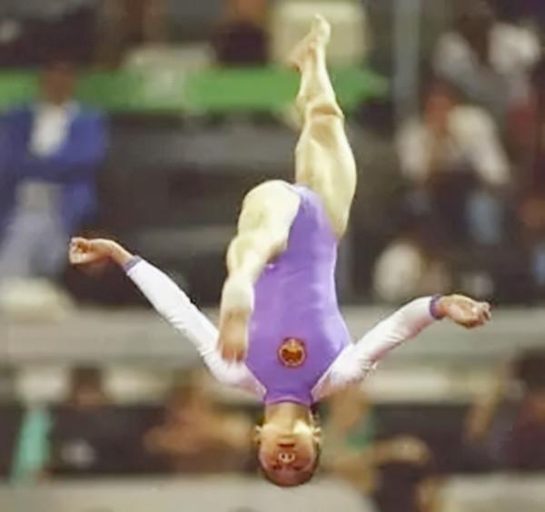 92年奧運，16歲陸莉替補登場滿分奪冠，18歲因肝炎退役後遠嫁美國