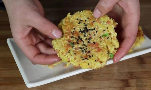 饅頭裡加入泡麵，居然這麼好吃，比肉還香，我家一週吃5次真解饞