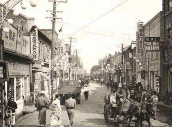 1925年，女匪&OpenCurlyDoubleQuote;駝龍&rdquo;被槍決，行刑前身穿絲綢旗袍，高喊我不怕死