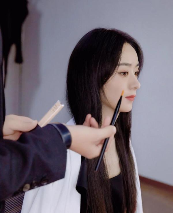 當趙麗穎走冷豔風，換個妝容打扮，不在乖乖軟軟不在，御姐範十足