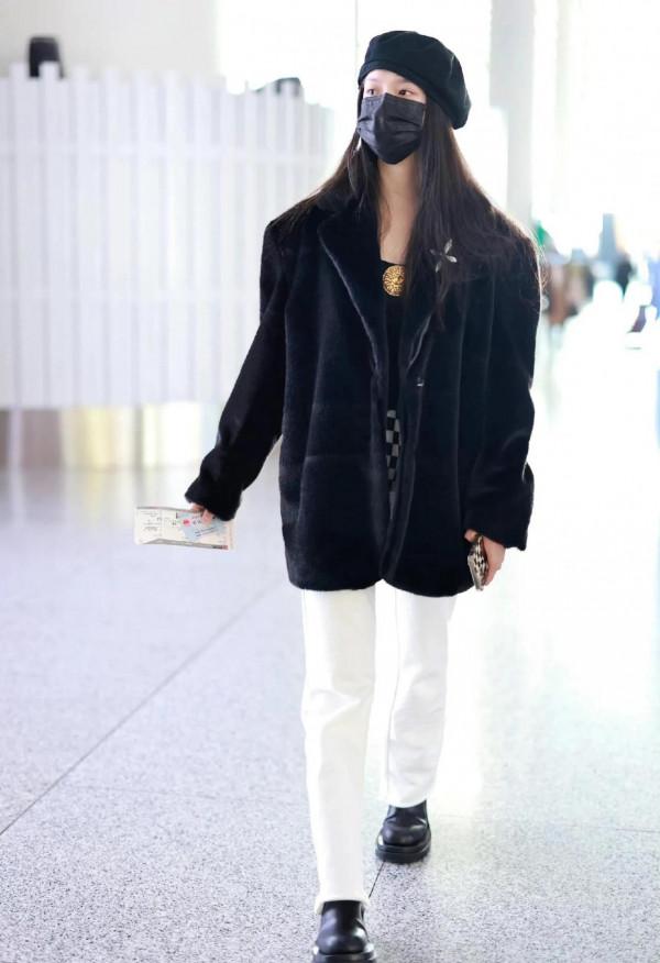 林允私服，頭戴貝雷帽，身穿貂皮短大衣，低調耐看