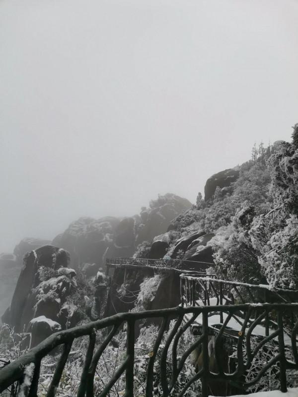 雪後登上饒靈山