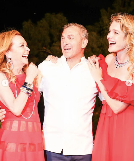 LV太子妃才是扮嫩天花板！穿荷葉領紅裙秀香肩，不像五個孩子的媽