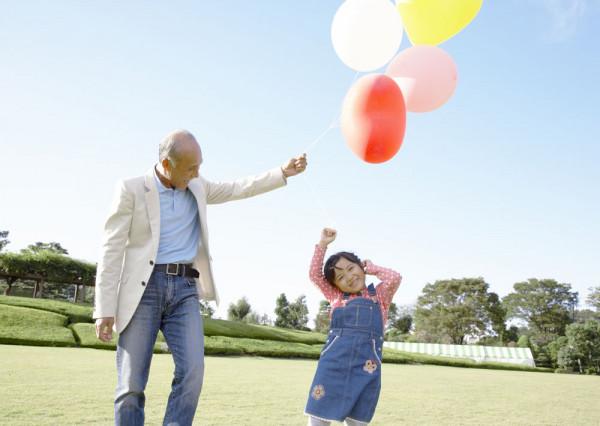 老人幫忙帶孩子不是為了養老,而是為了愛 老人幫忙帶孩子不是為了養老,而是為了愛
