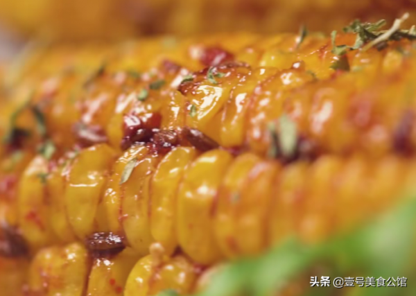 居家分享一款孜然烤玉米，鮮辣味美，焦香誘人，吃一次念念不忘