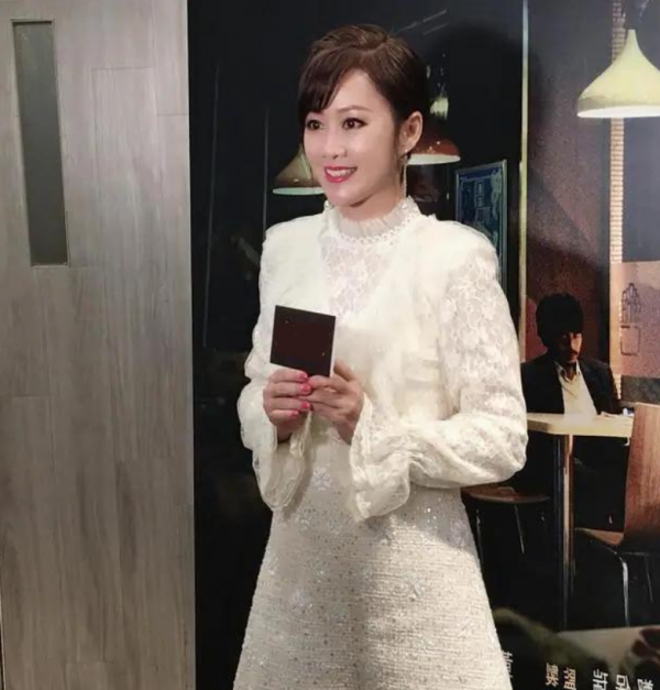 梁小冰真不給年輕人留退路!穿小白裙優雅甜美,51歲氣質嫩如少女 梁小冰真不給年輕人留退路!穿小白裙優雅甜美,51歲氣質嫩如少女