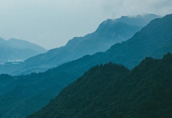 這個建在三峽大壩旁的小城，實力很強卻很低調，擁有大美風光風物