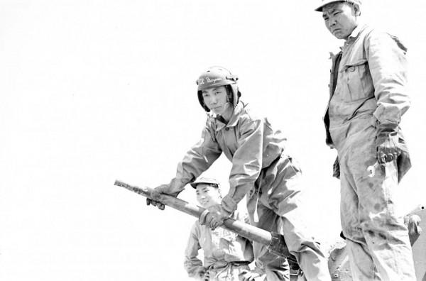 遠征軍營長用一些繳獲的日軍破爛，和美軍少尉換了許多精良武器