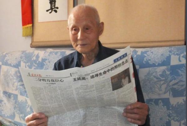 1983年,一日照農民端茶倒水時身份暴露,22年後被請進人民大會堂 1983年,一日照農民端茶倒水時身份暴露,22年後被請進人民大會堂