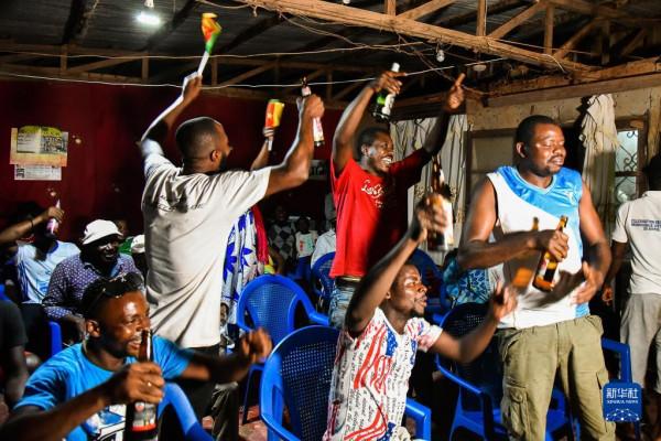 中國建設的&OpenCurlyDoubleQuote;萬村通&rdquo;讓喀麥隆村民家門口看上了非洲杯