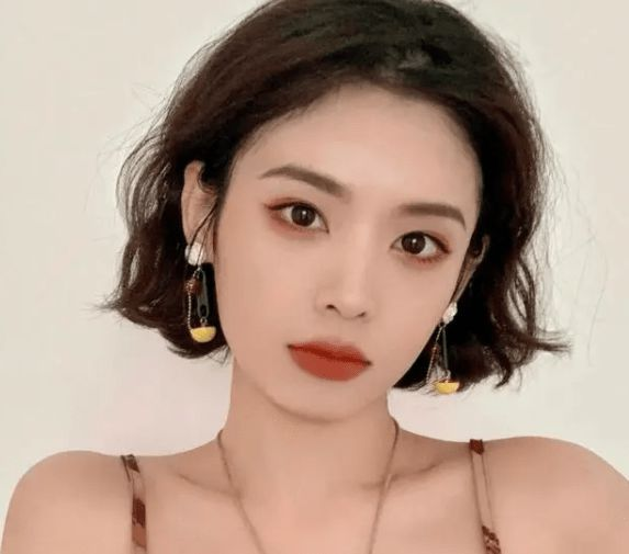 建議方圓臉的女生,化妝時別犯這幾個錯誤,容易顯老還沒氣質 建議方圓臉的女生,化妝時別犯這幾個錯誤,容易顯老還沒氣質