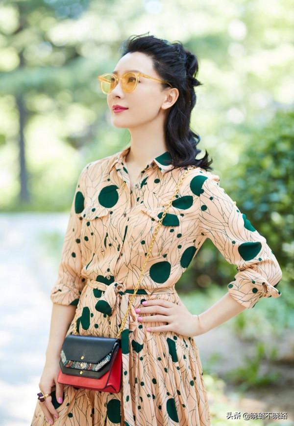 女人過了40歲，少穿“衛衣+牛仔褲”！學陳數這樣搭，美得真優雅