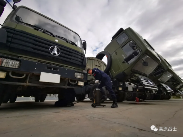 精益求精!官兵變身軍營“美容師” 精益求精!官兵變身軍營“美容師”