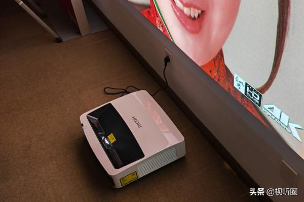 奇遇理光PJ RW5500UST超短焦鐳射投影：高亮體驗，商務居家多相宜