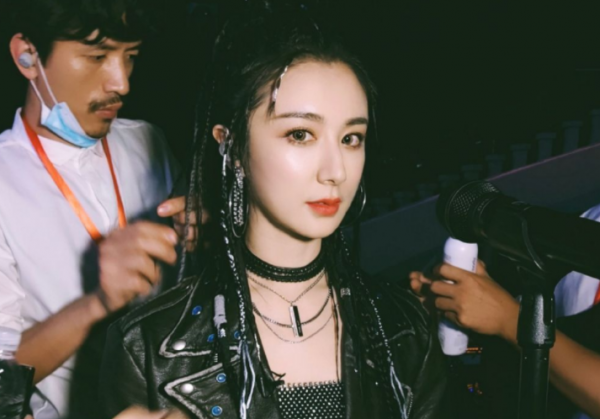 薇婭一手好牌打得稀爛，被罰13.41億的背後，吃足了低學歷的虧