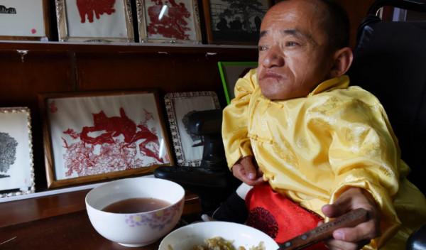 身高70釐米街頭相識美麗高大妻子,婚後生下玻璃娃成甜蜜負擔 身高70釐米街頭相識美麗高大妻子,婚後生下玻璃娃成甜蜜負擔