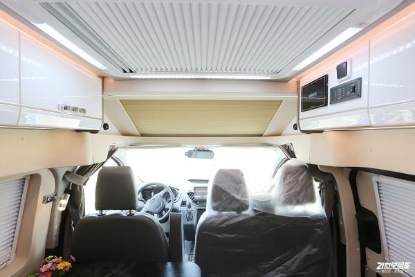 不懼限高！美女初體驗高度只有2米4的宇通福特B型房車