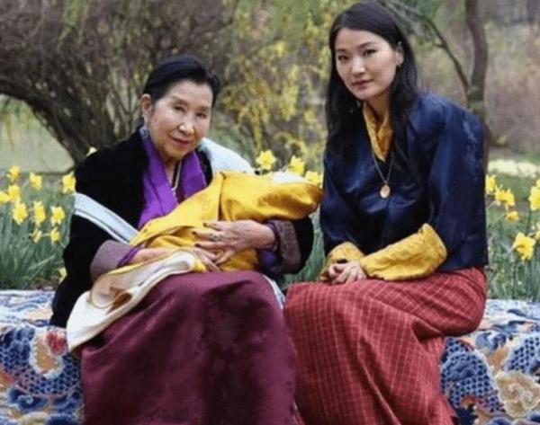 31歲不丹王后懷二胎後不再冷臉,國王全程守護,太王太后幫看孩子 31歲不丹王后懷二胎後不再冷臉,國王全程守護,太王太后幫看孩子