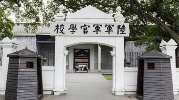 他是蔣介石心腹將領,杜聿明臨終前曾問他:你當年是不是共產黨? 他是蔣介石心腹將領,杜聿明臨終前曾問他:你當年是不是共產黨?