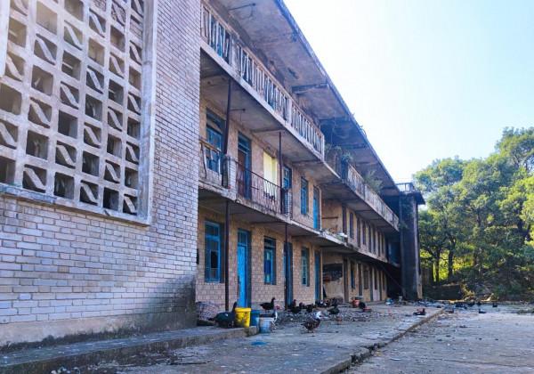 重慶忠縣有一個煤礦，曾經有上萬人生活，如今荒無人煙