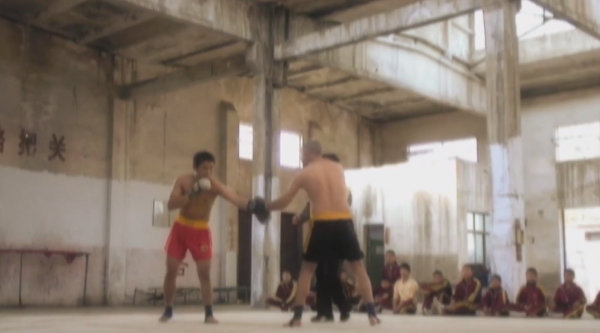 美國小哥挑戰少林功夫，被小師傅一拳打到鼻血長流，直言：太后悔