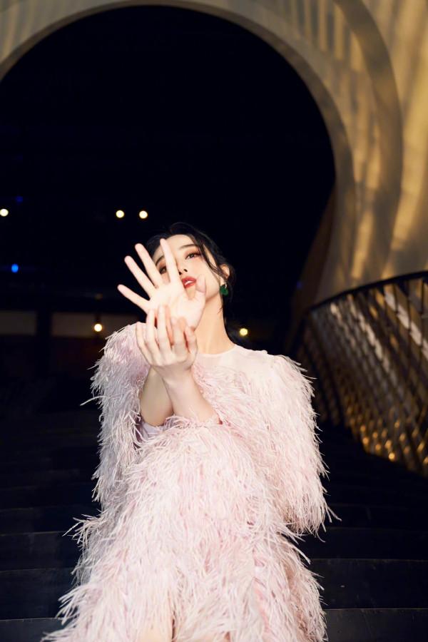 紅毯女王終於迴歸！范冰冰晚宴造型徹底封神，穿羽毛禮服美成主角