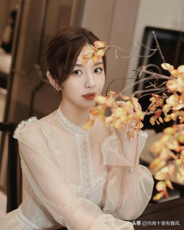王曉晨的好身材藏不住，穿“蕾絲+薄紗”連衣裙，真有富家小姐範