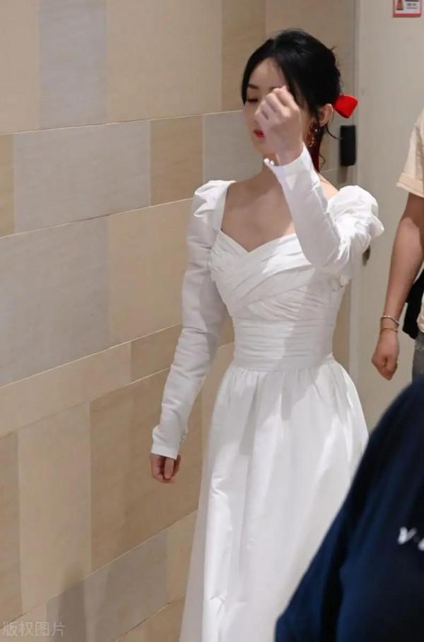 趙小刀（趙麗穎）這身裝扮好像白雪公主，就差七個小矮人到位了