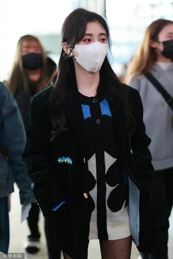 鞠婧禕機場秀，身穿毛衣長裙，黑絲襪長筒靴，太颯了